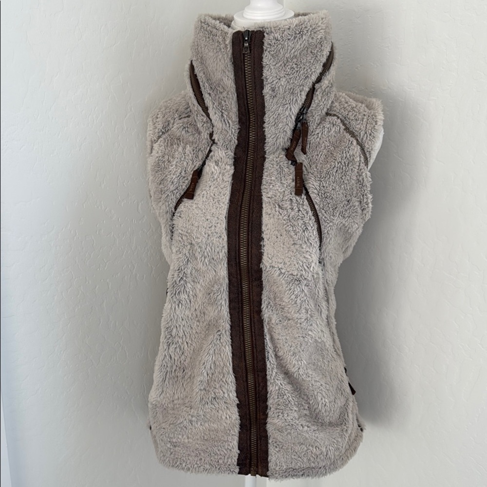 Kuhl Cream Fleece Vest with High Collar and Fitted Silhouette